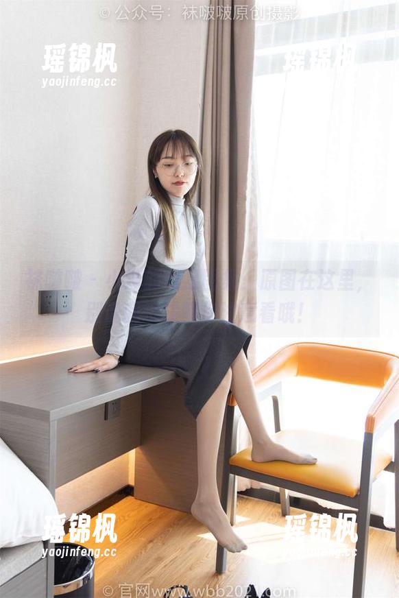 袜啵啵-小淳 袜啵啵 - 小淳的美足图集:原图在这里,别说我没提醒你注意看哦!