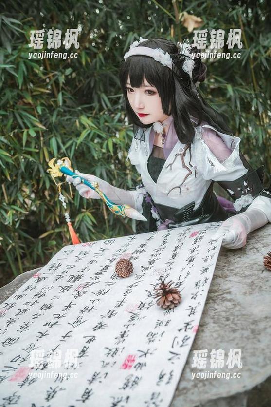 制服搭配许多鱼鱼鱼，原图合集让人产生错觉。