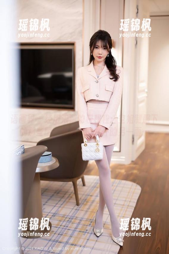 语画界 - 经历浪潮的程程程：空姐制服下的那些图，私房套图之外的另一面…