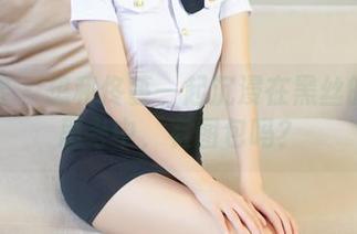 青豆客 - 想和佟蔓一起沉浸在黑丝的自我思考中，有图包吗？