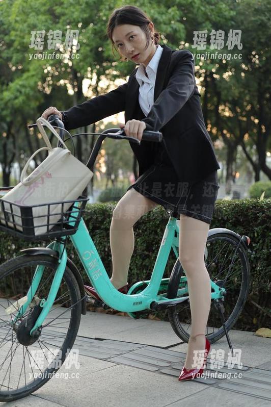 魔镜街拍 - 水手服不止是衣服，还藏着艾小青的故事，图集和资源是关键哦！