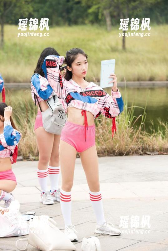 魔镜街拍 魔镜街拍:看图包,细长美腿与黑丝之间的微妙张力