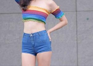 魔镜街拍重磅更新：是网袜？还是魔法？这位小姐姐让我怀疑人生了…