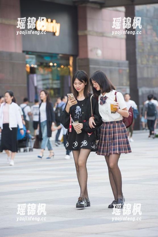魔镜街拍 见证魔镜街拍原创,灰色紧身裙全集原图让人眼前一亮。